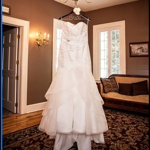 Paloma Blanca Wedding Gown *Unaltered